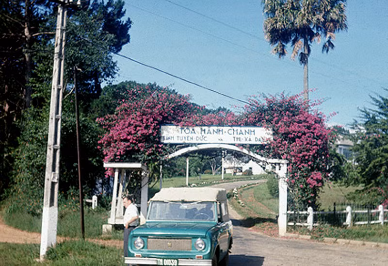 Tòa hành chính tỉnh Tuyên Đức và thị xã Đà Lạt.