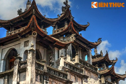 Mái của nhà thờ lớn và Phương Đình đều không cao vút kiểu ngọn tháp như những nhà thờ Công giáo phương Tây truyền thống mà là dạng mái cong thấp như mái đình, mái chùa của người Việt.