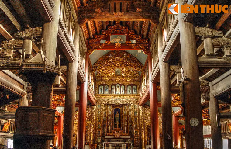 Trong nhà thờ lớn có 6 hàng cột gỗ lim nguyên khối, hai hàng cột giữa cao tới 11m, chu vi 2,35m, mỗi cột nặng khoảng 10 tấn. Gian thượng của thánh đường có một bàn thờ lớn làm bằng một phiến đá nguyên khối dài 3m, rộng 0,9m, cao 0,8m, nặng khoảng 20 tấn.