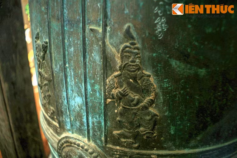 Ở giữa chuông có hình 8 vị võ tướng tay cầm khí giới đứng thành 4 cặp bên mỗi nụ chuông, được tạo hình rất sinh động.