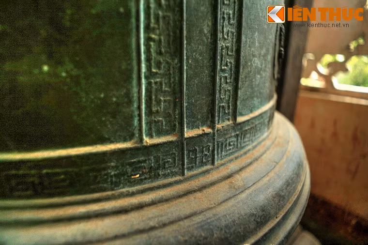 Chuông có các đường hoa văn tinh tế chạy vòng theo miệng chuông, nổi với 4 nụ chuông và đỉnh chuông. Miệng chuông loe ra, được trình bày nhiều đường gân chạy vòng quanh để nâng lưng phần miệng chuông cao dần lên và rộng dần ra rất mỹ thuật.