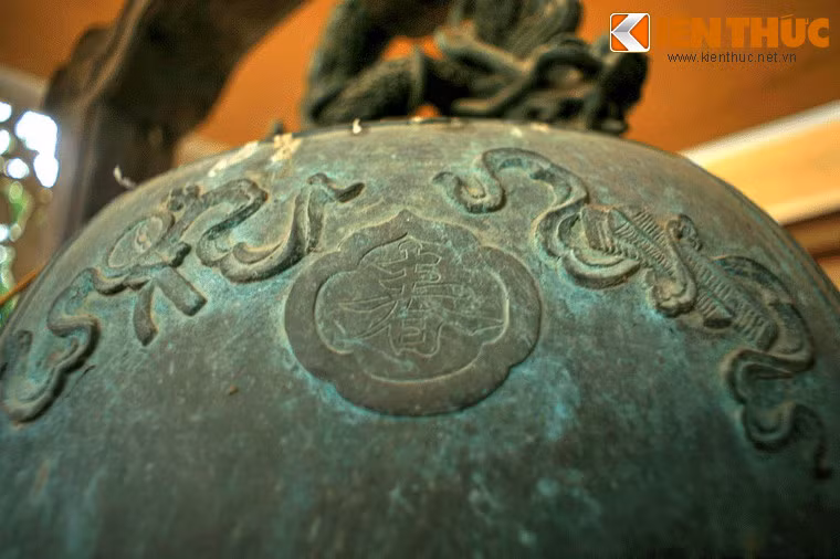 Vành trên đỉnh chuông được trang trí bằng bộ "tứ thời” (Xuân, Hạ, Thu, Đông) với các hình tượng gương lược (mùa xuân), ngọn lá và thanh gươm (mùa hạ), hai bầu rượu (mùa thu), chiếc quạt lá vả và cuốn sách (mùa đông).