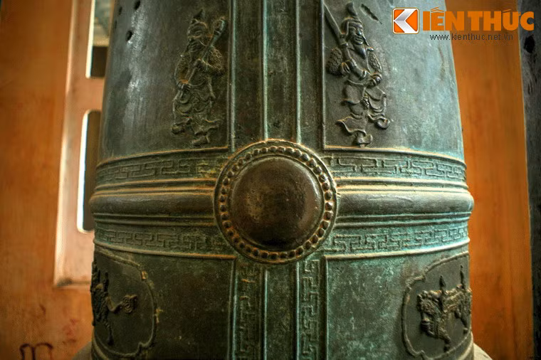 Không chỉ là quả chuông duy nhất của triều Tây Sơn còn được lưu giữ, chuông La Chữ còn độc đáo hiếm có bởi các hoa văn, hoạ tiết trang trí không hề mang nặng dấu ấn của văn hóa Phật giáo như các quả chuông đương thời mà thiên về văn hóa dân gian.