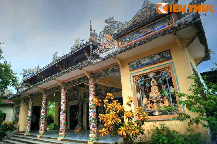 Chùa làng La Chữ (xã Hương Chữ, thị xã Hương Trà, tỉnh Thừa Thiên - Huế) là nơi đang lưu giữ một quả chuông độc nhất vô nhị, có thể coi là một báu vật hiếm hoi còn sót lại của triều đại Tây Sơn.