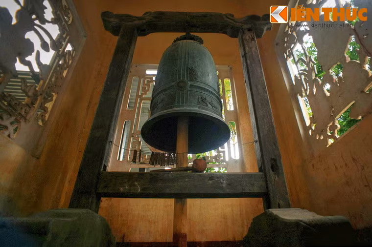 Đó là quả chuông cổ bằng đồng được đúc vào năm Quang Trung thứ 4 (1791), do tướng Võ Văn Dũng - một vị võ tướng chủ chốt của triều Tây Sơn và vợ là bà Lê Thị Vy cùng nhạc phụ Lê Công Học là người trong làng đứng ra cúng dường.