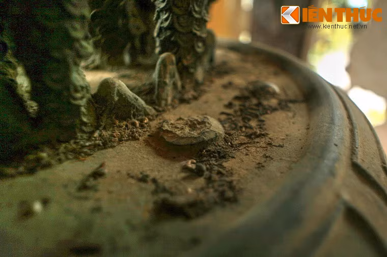 Một điểm đặc biệt khác của chuông đồng La Chữ là tuy nhỏ nhưng khi đánh lên chuông lại có tiếng ngân vang xa kỳ lạ. Các bô lão trong làng sợ tiếng chuông vang đến tai vua triều Nguyễn và bị tịch thu bèn cho “thiến” chuông bằng cách khoan trên đỉnh nhiều lỗ rồi trám chì vào nhằm giảm bớt tiếng vang.