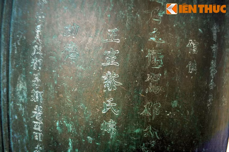 Các mặt chuông đều có khắc chữ, ghi lại ngày đúc chuông và công đức của người cúng dường.