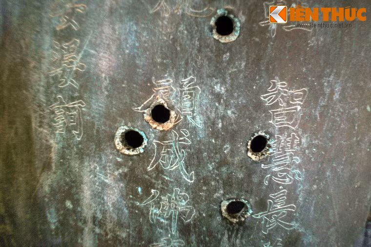 Trên thân chuông còn nhiều lỗ thủng và vết xước do đạn bắn, vào trận chiến tranh đánh Pháp vệ quốc xảy ra ở làng La Chữ vào năm 1950. Dù vậy, mỗi khi đánh, tiếng chuông vẫn ngân vang trong trẻo.