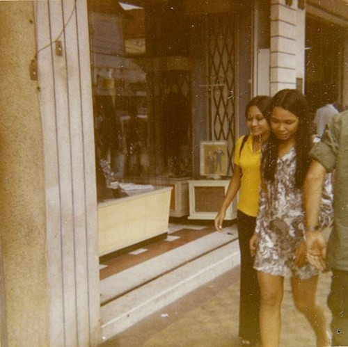 Thiếu nữ váy ngắn trên đường phố Sài Gòn năm 1970. Hình ảnh do cựu binh Mỹ Michael Belis thực hiện.