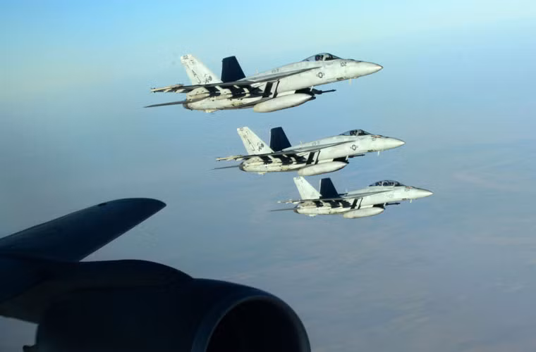 Biên đội 3 F/A-18E/F mang đầy bom có điều khiển.