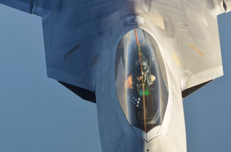 Buồng lái và phi công chiếc F-22A nhìn từ ô cửa quan sát đặt sau đuôi chiếc KC-135 – điều khiển hệ thông chuyển nhiên liệu.