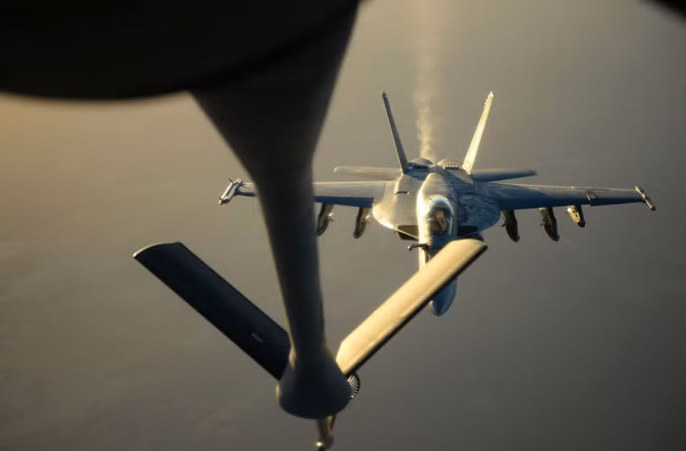 Một chiếc tiêm kích hạm F/A-18E đang tiếp cận thiết bị chuyển nhiên liệu trên chiếc KC-135.