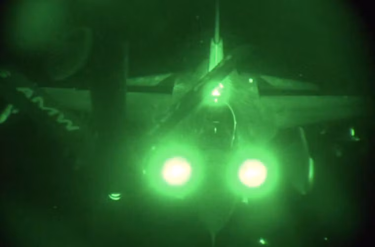 Tiêm kích đa năng F-16C chuẩn bị tiếp nhiên liệu trong đêm.