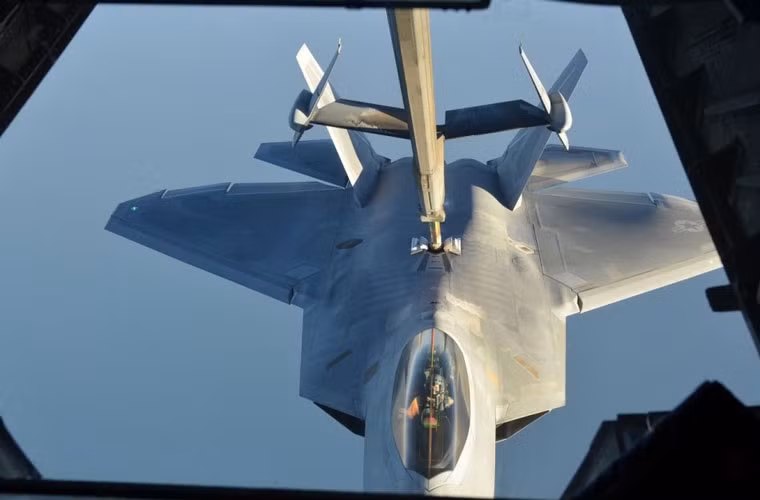 Trong ảnh, hệ thống tiếp dầu trên máy bay KC-135 đang chuyển nhiên liệu vào bộ phận tiếp nhận đặt trên lưng máy bay F-22A.