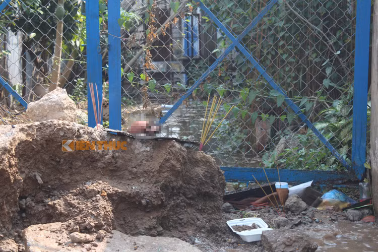 Chiếc sọ được người dân phát hiện và đặt lên gò cao trước khi báo Công an.