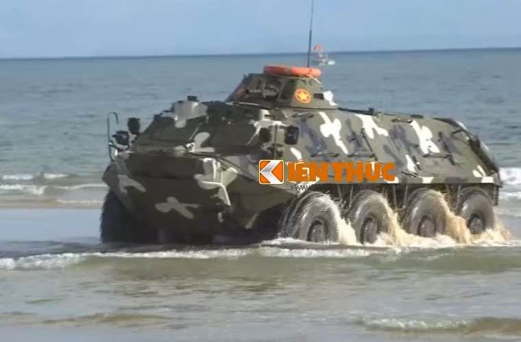 BTR-60PB là phương tiện thiết giáp chở quân chủ lực trang bị cho Hải quân Đánh bộ Việt Nam. Nó có khả năng lội nước rất tốt, chở được nhiều binh sĩ, hỏa lực tương đối mạnh.
