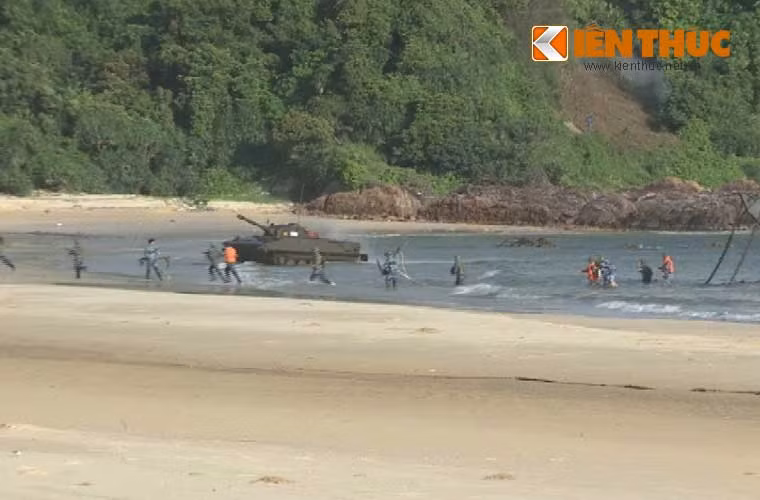 Các chiến sĩ Hải quân Đánh bộ 147 đổ bộ trực tiếp vào bờ từ tàu HQ-551.