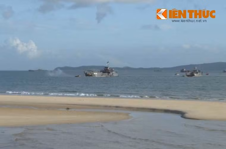 Vừa qua, Lữ đoàn Hải quân Đánh bộ 147 (Hải quân Nhân dân Việt Nam) phối hợp với Trung đoàn Không Quân 916 tổ chức diễn tập đổ bộ tấn công đánh chiếm đảo.