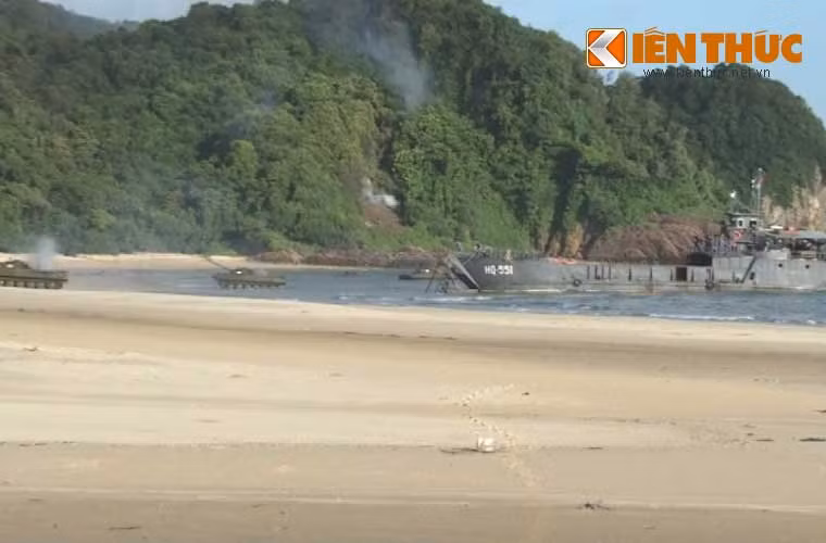 Tàu đổ bộ HQ-551 áp sát bờ để đưa thêm quân và xe thiết giáp.