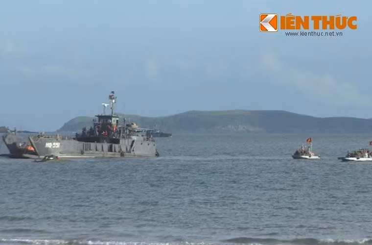 Chiến sĩ được ca-nô chở tiếp cận bờ lên trên đảo.