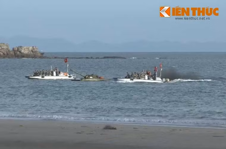 Hùng dũng tiến vào bờ với sự yểm trợ từ các tàu ngoài biển và xe tăng lội nước.