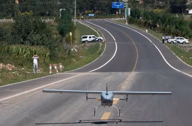 UAV HW-220 của cảnh sát Bắc Kinh hạ cánh xuống đường cao tốc sau chuyến bay truy tìm tội phạm ma túy ở vùng rừng núi. Loại UAV có chiều dài 2m, dưới bụng lắp cảm biến dò tìm, trần bay 3.000m, thời gian bày 6 tiếng.