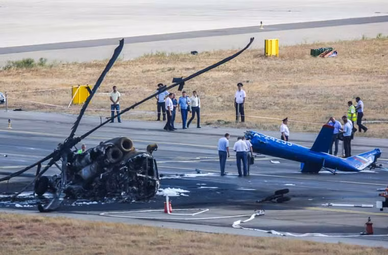 Xác trực thăng Mi-8/17 bị biến dạng sau khi gặp nạn ở sân bay bên bờ Biển Đen, Nga.