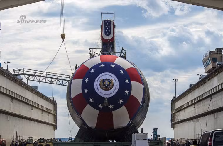 Tàu ngầm hạt nhân tấn công lớp Virginia mang tên USS John Warner (SSN-785) được phủ các tấm vải ở trước mũi và thượng tầng chuẩn bị cho lễ hạ thủy tổ chức ngày 6/9.