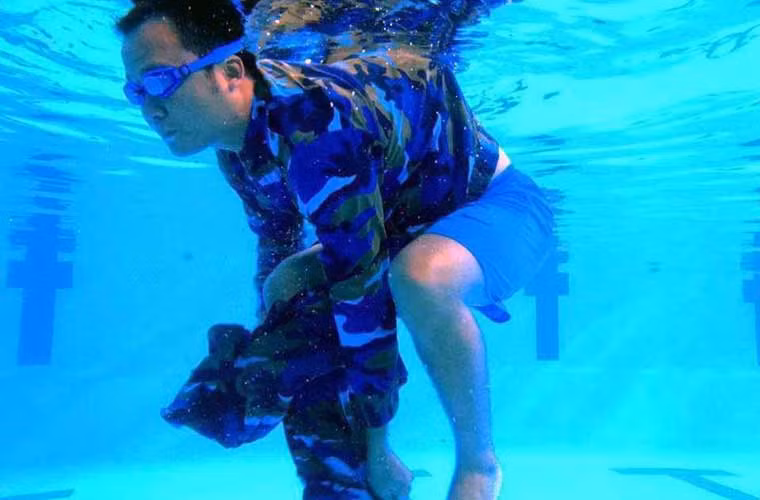 Học viên lực lượng Cảnh sát biển Việt Nam đang thực hiện bài huấn luyện lặn trong khuôn khổ khóa học do Thủy quân Lục chiến Mỹ giúp đỡ thực hiện ở Hải Phòng.