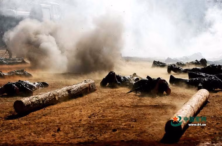 Hình ảnh huấn luyện gian khổ của đơn vị quân đội Trung Quốc mang dáng dấp phong cách Mỹ. Không chỉ sao chép vũ khí mà Trung Quốc dường như còn sao chép cả phong cách huấn luyện.