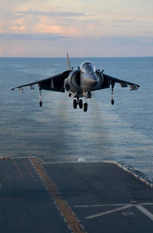Máy bay chiến đấu AV-8B Harrier thuộc Phi đội cường kích hải quân VMA 542 chuẩn bị hạ cánh thẳng đứng xuống boong tàu đổ bộ tấn công USS Peleliu (LHA 5) trên biển Hoa Đông, ngày 3/9.