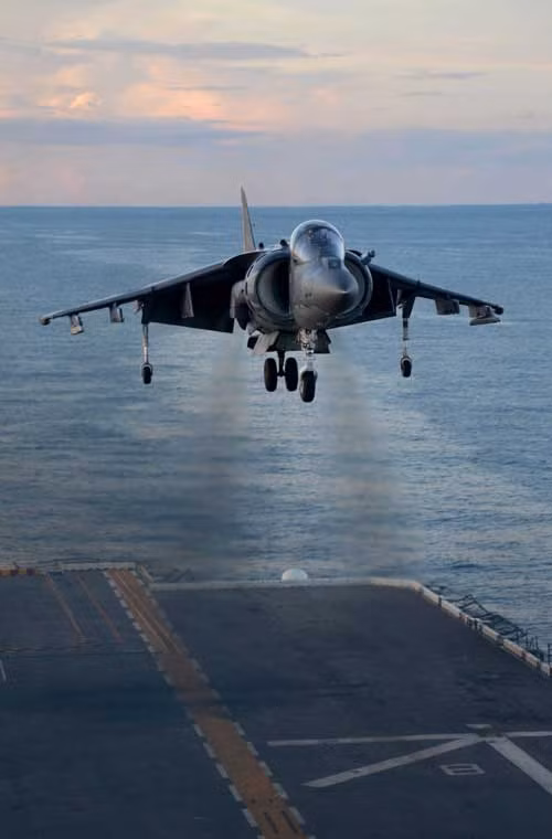 Máy bay chiến đấu AV-8B Harrier thuộc Phi đội cường kích hải quân VMA 542 chuẩn bị hạ cánh thẳng đứng xuống boong tàu đổ bộ tấn công USS Peleliu (LHA 5) trên biển Hoa Đông, ngày 3/9.