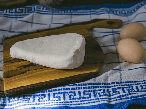 Phô mai: Phô mai tươi giàu protein casein giúp bạn no cả đêm và giúp tái tạo các cơ. Thực phẩm này chứa rất ít calo, nhờ đó giúp bạn giảm bớt trọng lượng thừa trên cơ thể.