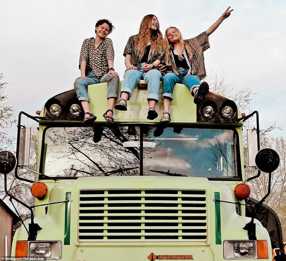 3 co gai phat hien ho dang hen ho cung 1 nguoi va cai ket-Hinh-4