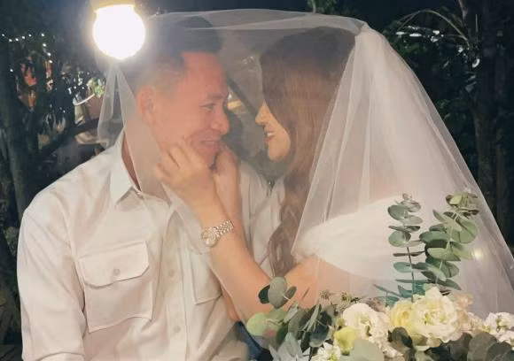 Cau thu Huy Toan dang anh cuoi tai Da Lat, con nhan them 