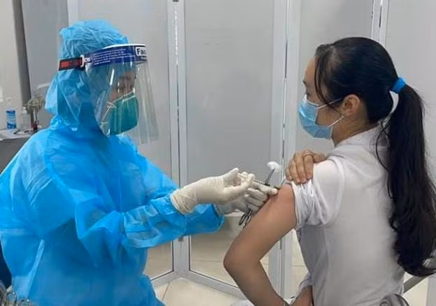 Sau tiem vaccine COVID-19, dung loai thuoc ha sot nao?