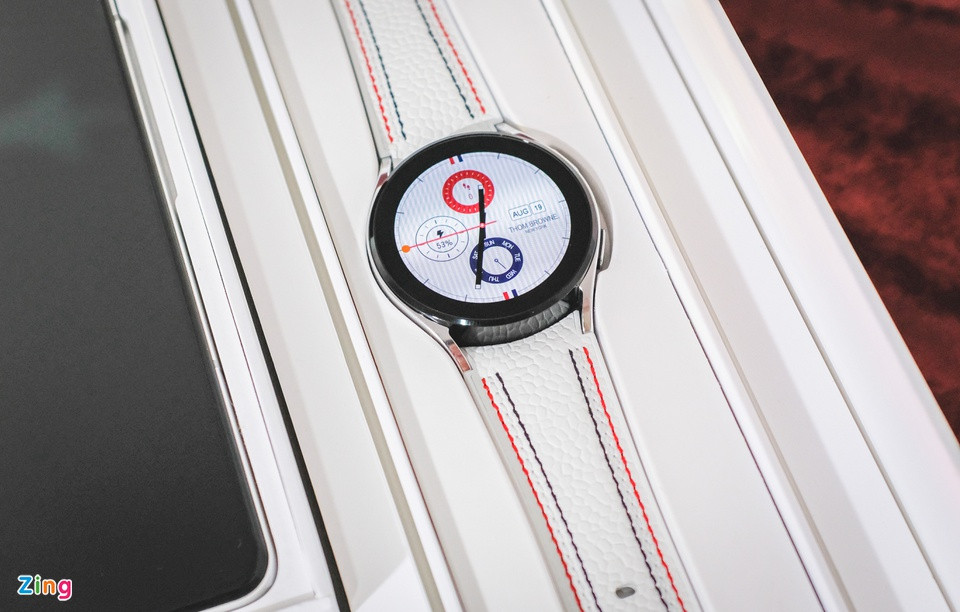 br/> Bên cạnh phần cứng, giao diện của toàn bộ thiết bị phiên bản Thom Browne cũng được thiết kế riêng. Từ mặt đồng hồ, hình nền điện thoại, icon… đều mang 3 màu sắc chủ đạo của thương hiệu đến từ New York. Với người dùng yêu thích thời trang, công nghệ và sự đồng bộ, Galaxy Z Fold3 bản Thom Brown là lựa chọn tốt hơn ở thời điểm hiện tại.