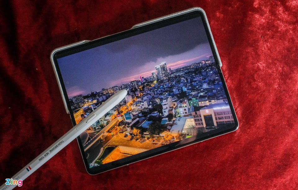 br/> Ảnh chụp từ Galaxy Z Fold3 cho màu sắc rực rỡ. Tổng thể ảnh có xu hướng tươi sáng hơn so với thực tế. Trong điều kiện chụp ảnh thiếu sáng, người dùng cần giữ chắc máy bởi tốc độ được hạ xuống khá thấp, dễ rung nhòe. Trong trường hợp đủ sáng, model này cho khả năng chụp tốt, chi tiết, độ chuyển HDR dễ chịu.