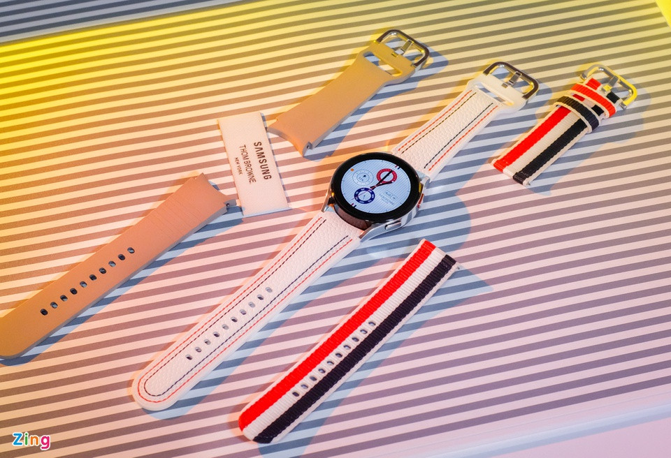 br/> Trong khi đó, Galaxy Watch4 có hệ thống BioActive, kết hợp cảm biến nhịp tim, cảm biến quang học với cảm biến phân tích trở kháng điện sinh học (BIA) cho ra kết quả về lượng mỡ, khối lượng xương, tỷ lệ nước trong cơ thể. Galaxy Watch4 cũng là smartwatch đầu tiên của Samsung sử dụng nền tảng Wear OS với bộ giao diện One UI Watch.