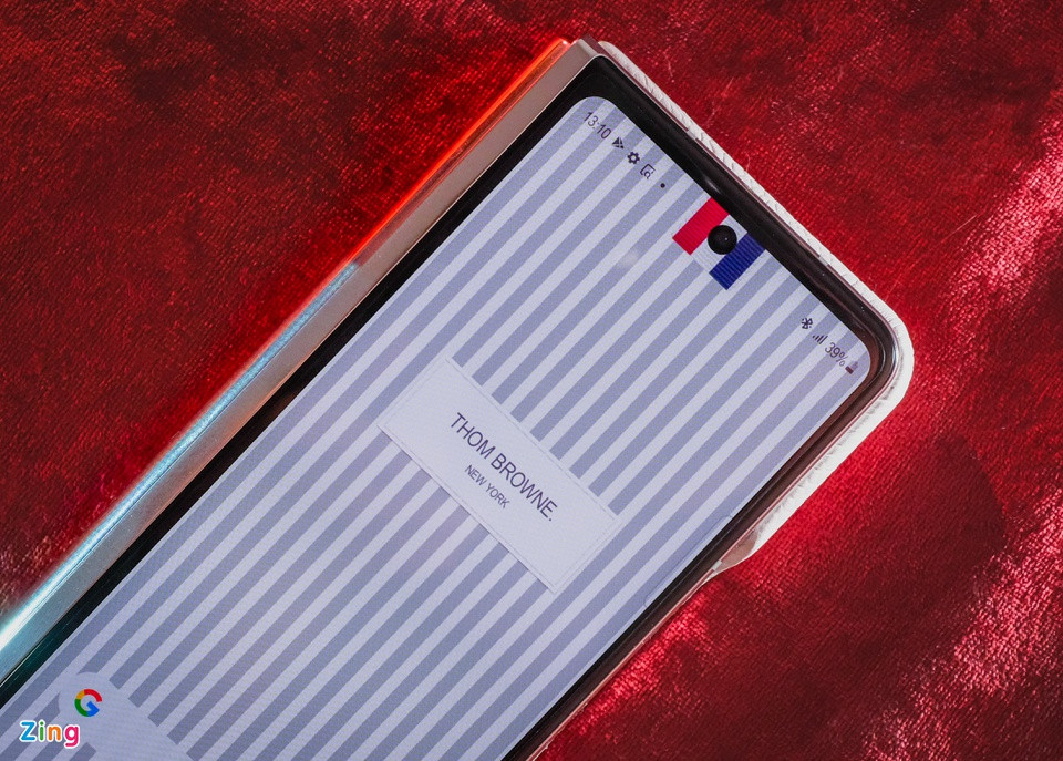 br/> Màn hình ngoài của Galaxy Z Fold3 có kích thước 6,2 inch (độ phân giải 2.260 x 832 pixel), tấm nền Dynamic AMOLED 2X và tần số quét 120 Hz tương tự màn hình trong, phía trên là lỗ tròn cho camera 10 MP.