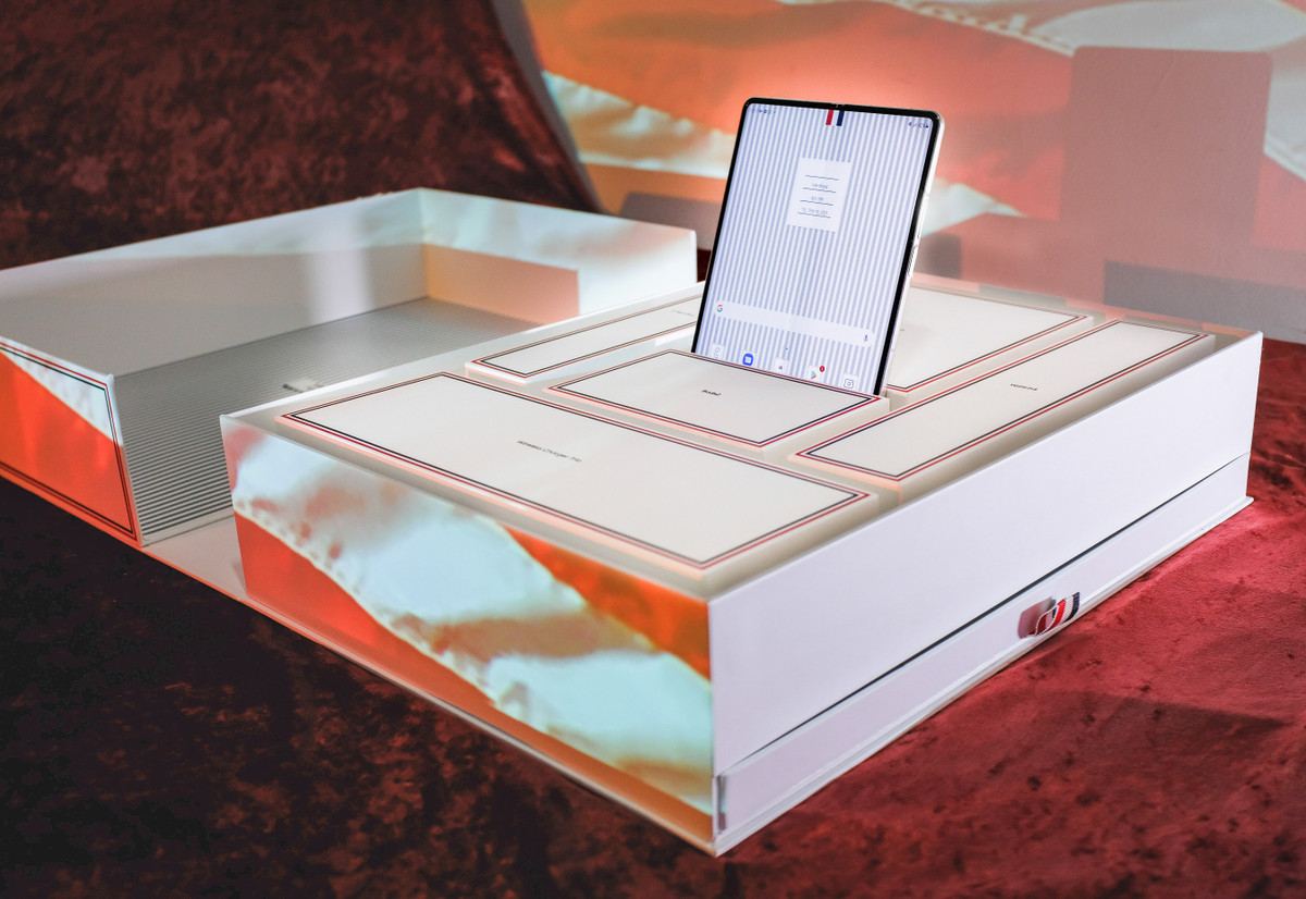 Bên cạnh phiên bản tiêu chuẩn, Samsung còn hợp tác với nhà thiết kế Thom Browne để ra mắt Galaxy Z Fold3 và Z Flip3 Thom Browne Edition. Theo Samsung Việt Nam, có 200 chiếc phiên bản đặc biệt này được bán tại Việt Nam với giá lần lượt 84 triệu và 57 triệu đồng.