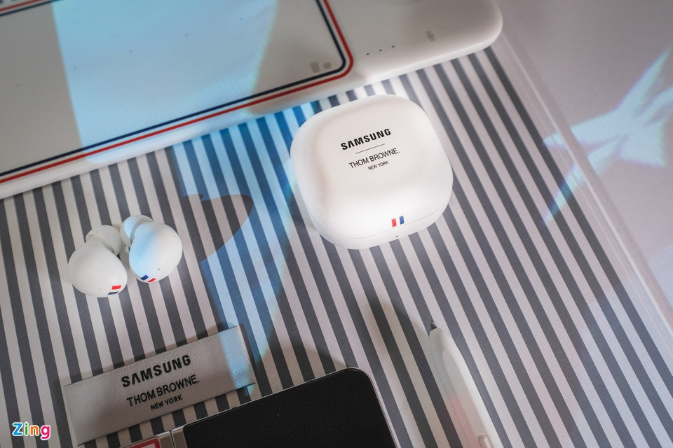 br/> Galaxy Buds2 là mẫu tai nghe không dây nhỏ và nhẹ nhất của Samsung. Thiết bị hỗ trợ kết nối Bluetooth 5.2, hỗ trợ chống ồn chủ động và chế độ âm thanh xung quanh để trò chuyện khi cần. Mỗi bên tai được trang bị 3 micro, cảm biến nhận diện giọng nói để tăng khả năng lọc tạp âm.