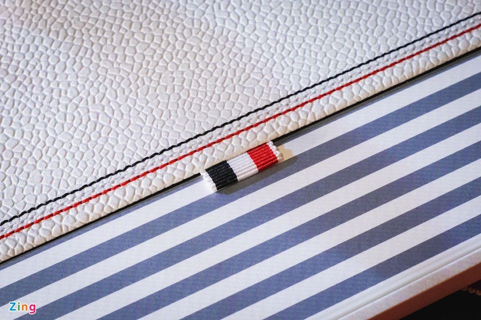 br/> Phụ kiện chất liệu da của model này đạt độ hoàn thiện cao. Phần dây thay thế cho Galaxy Watch4 đa dạng chất liệu từ silicon, dây vải và da.