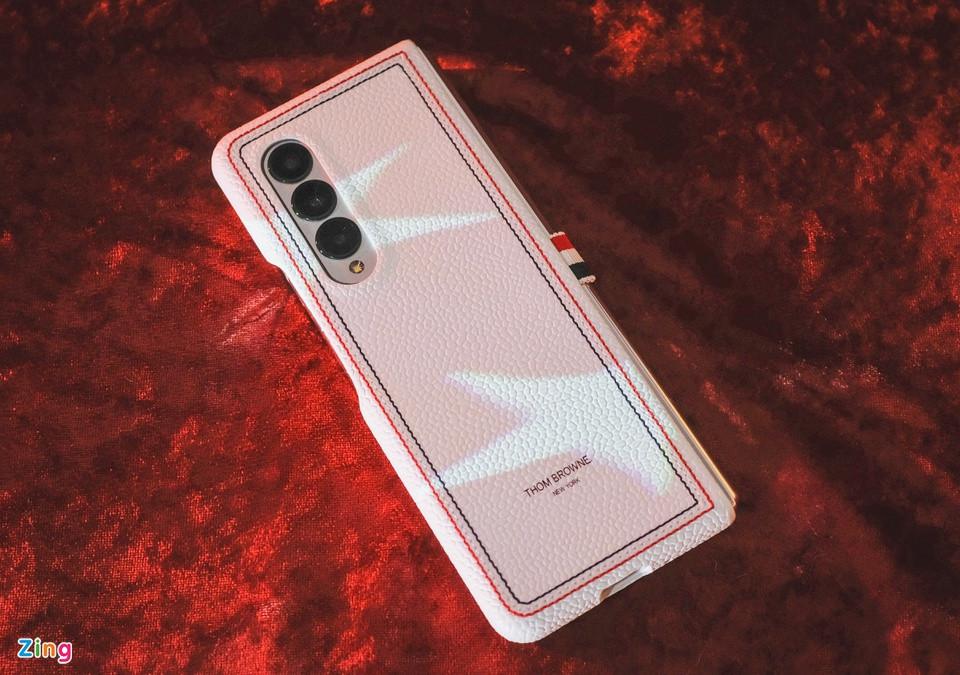 br/> Về cấu hình, Galaxy Z Fold3 sử dụng chip xử lý Snapdragon 888, RAM 12 GB, 2 viên pin với tổng dung lượng 4.400 mAh, hỗ trợ mạng 5G. Mặt lưng máy trang bị 3 camera 12 MP, gồm camera chính (khẩu độ f/1.8), camera góc siêu rộng (góc chụp 123 độ) và camera telephoto (zoom quang tối đa 2X).