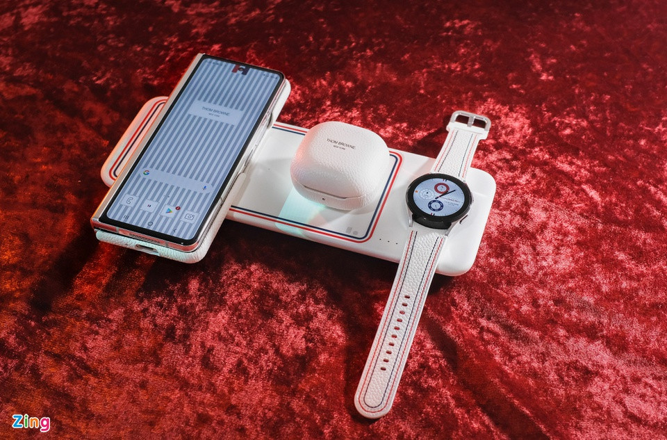 br/> Hai phụ kiện khác bên trong hộp Galaxy Z Fold3 Thom Browne Edition gồm có sạc không dây đa năng và bút S Pen Pro. Phiên bản sạc không dây này có thể nạp năng lượng cùng lúc cho smartphone, smartwatch lẫn tai nghe. Điều này cho thấy Samsung đã sở hữu một hệ sinh thái các thiết bị dùng sạc không dây hoàn chỉnh. Việc còn lại của Samsung là tăng dần tốc độ sạc qua các phiên bản. Hiện đế sạc này có công suất 9 W, vẫn còn quá thấp cho nhu cầu sạc nhanh.