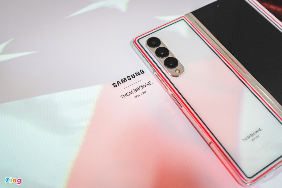 br/> Thay vì dùng các đường kẻ dọc giữa thân máy như bản trước, Galaxy Z Fold3 Thom Browne Edition "đổi gió" bằng cách cho các đường nét này bao quanh góc cạnh thân máy.
