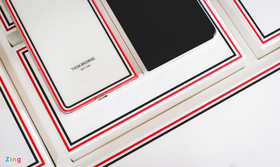 br/> Thương hiệu Thom Browne được biết đến với đặc trưng là dòng kẻ ba màu trắng-xanh-đỏ, màu chính của quốc kỳ Mỹ.