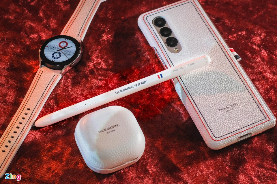 br/> Galaxy Buds2 cũng có 2 driver cho mỗi bên tai giúp mang lại dải âm cân bằng hơn. Theo Samsung, thiết bị có thể hoạt động trong 5 tiếng liên lục và lên đến 7,5 tiếng nếu tắt chống ồn chủ động.