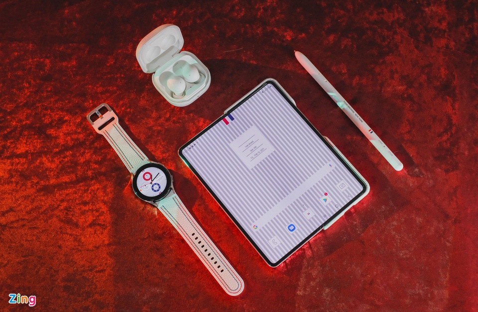 br/> Các thông số khác của thiết bị đều tương tự phiên bản thường. Galaxy Z Fold3 Thom Browne Edition cũng là smartphone đầu tiên của Samsung trang bị camera ẩn dưới màn hình với độ phân giải 4 MP. Vì ẩn dưới màn hình, chất lượng của camera này vừa đủ đáp ứng nhu cầu video call. Màn hình trong của máy có kích thước 7,6 inch (độ phân giải 2.208 x 1.768 pixel) với tấm nền Dynamic AMOLED 2X, tần số quét 120 Hz.