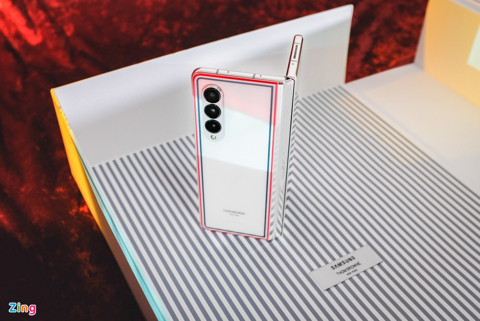 br/> Với Galaxy Z Fold3 phiên bản Thom Browne, họa tiết dòng kẻ 3 màu xuất hiện nhiều nhưng vẫn giữ được sự đơn giản.